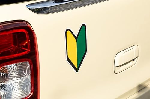 （道路交通法適合品）初心者マーク【マグネット】 耐水！耐光！光反射！初心者ドライバーの安全運転に。<br /> 後続車のヘッドライトで光る反射タイプ。<br /> (２枚セット) 中間 画像” loading=”lazy” decoding=”async” data-id=”20423″ /></figure>
<p>初心者ドライバーにとって安全運転は何よりも大切ですが、そのサポート役となるのが道路交通法適合品の初心者マークです。<br />特にマグネットタイプは取り付けや取り外しが簡単で、複数枚持っておくことで家族や友人とも共有しやすい点が魅力です。<br />しかし、せっかく使用するなら「耐水」「耐光」「光反射」の3つの性能がしっかり備わっているものを選ぶことが、より安全で快適なドライブを実現します。<br /><a rel=